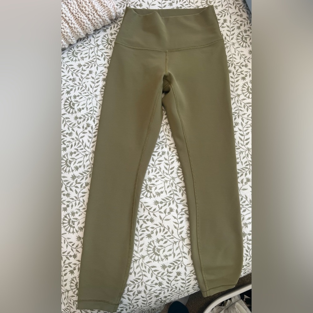 Women’s Lululemon Ribbed 25’ leggings